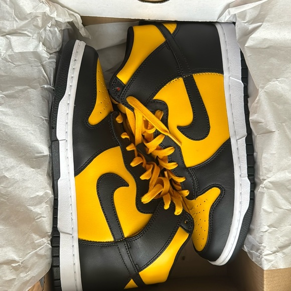 Men's Yellow & Black Nike Dunks. Men's 9.5 😩 - Picture 1 of 5